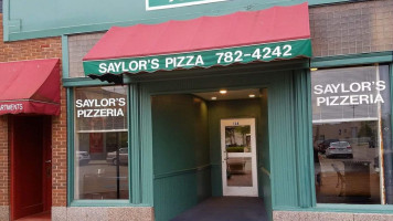 Saylor's Front Street Pizzeria outside