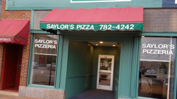 Saylor's Front Street Pizzeria outside