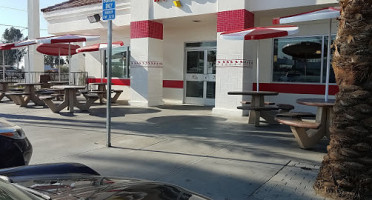 In-n-out Burger outside