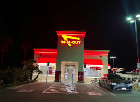 In-n-out Burger outside