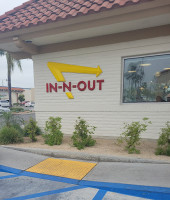 In-n-out Burger outside