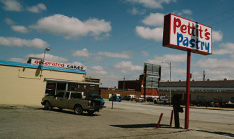 Pettit's Pastry outside