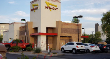 In-n-out Burger outside