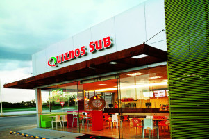 Quiznos outside