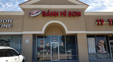 Bánh Mì Bon outside