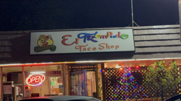 El Trompudo Taco Shop outside