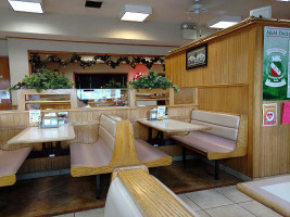 A&m Pizza Manheim inside