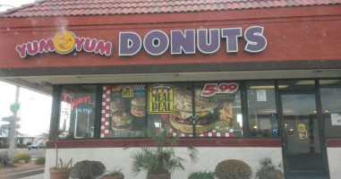 Yum Yum Donuts outside