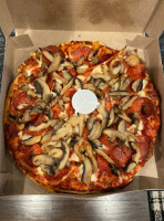 Johnnies Villa Pizza food