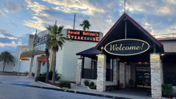 Harold Seltzer's Steakhouse food