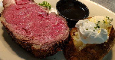 Harold Seltzer's Steakhouse food