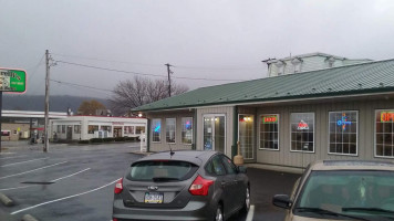 Zeiderelli's Pizza Subs outside