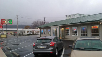 Zeiderelli's Pizza Subs outside