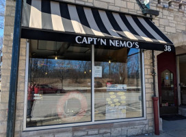 Capt'n Nemo's Winnetka outside