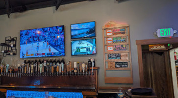 Creekside Pizza Taproom inside