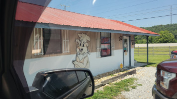 Rick's -b-que outside