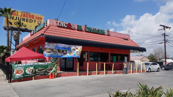 Taco El Sinaloense outside