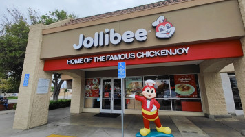 Jollibee outside