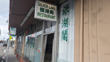 Silver Lake Seafood outside