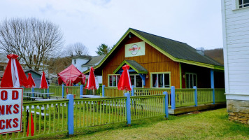 Ohiopyle Candy Co. Frozen Yogurt And Handmade Chocolates outside