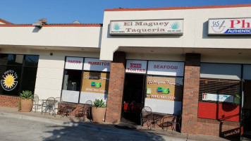 El Maguey outside