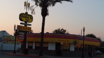 Golden Ox Burgers outside