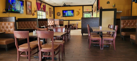 Los Magueyes Mexican Grill inside