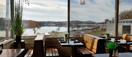 Lakeshore Grille inside