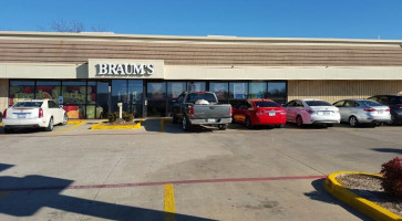 Braum's Ice Cream Dairy Store outside