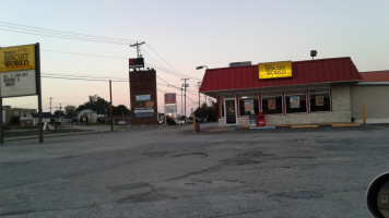 Tudor's Biscuit World outside