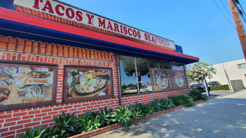 Tacos Y Mariscos La Fuente outside