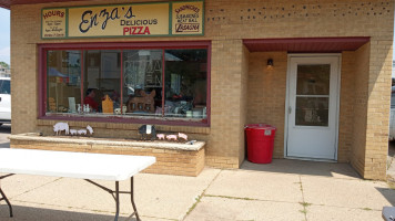 Enza's Pizza outside