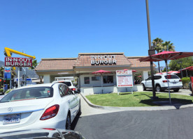 In-n-out Burger outside