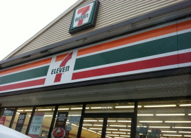 7-eleven outside