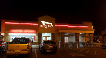 In-n-out Burger outside