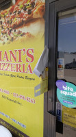 Tiani's Pizza food