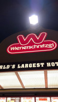 Wienerschnitzel outside