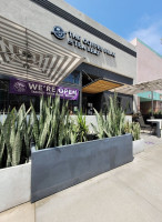 The Coffee Bean Tea Leaf outside