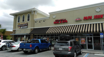 Willie Jewell's -b-q outside