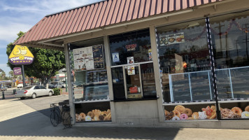 Yum Yum Donuts outside