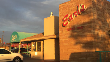 Earl's Family outside