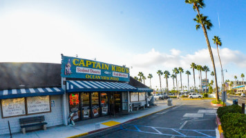 Captain Kidd's Fish Market outside