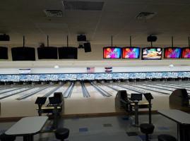 Highland Park Lanes inside