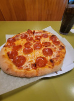 Flippers Pizzeria food