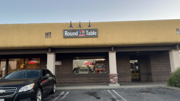 Round Table Pizza outside