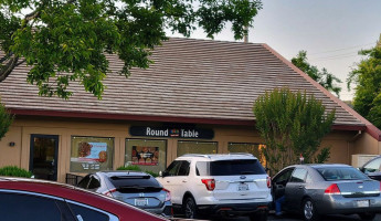 Round Table Pizza outside