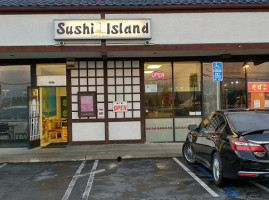 Sushi Island outside