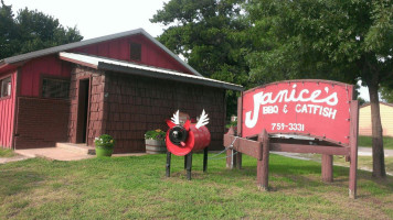 Janice's Bbq Pit food