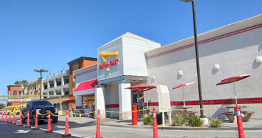 In-n-out Burger outside