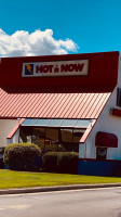 Hot 'n Now Hamburgers outside